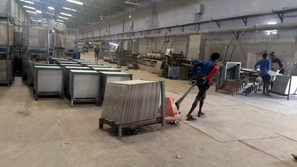 在古吉拉特邦莫比一家工厂里,工人把刚从窑里取出的瓷砖包装起来 图自印度
